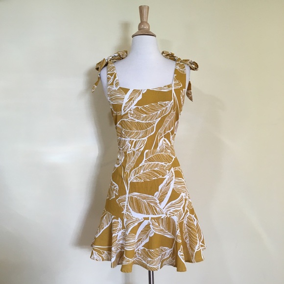 💥 CLEARANCE Deep V Back Ruffle Hem Floral Dress - Picture 2 of 5